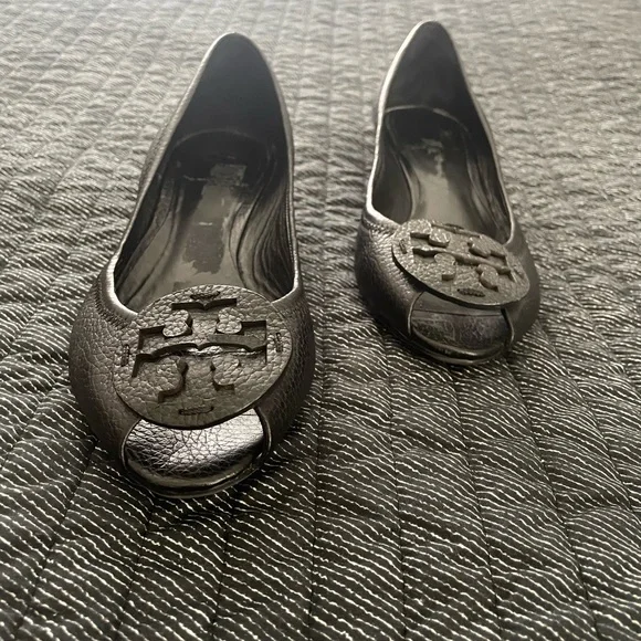 Tory Burch Black Wedge Shoes Elegant Slip-On Design - Picture 3 of 9